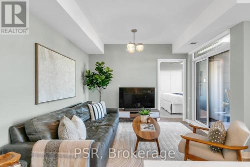 1001 - 501 Adelaide Street W, Toronto, ON - Indoor Photo Showing Living Room