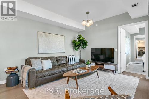 1001 - 501 Adelaide Street W, Toronto, ON - Indoor Photo Showing Living Room