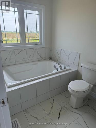 456 Barker Parkway, Thorold, ON - Indoor Photo Showing Bathroom