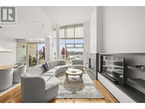 Th K 1111 Marinaside Crescent, Vancouver, BC - Indoor Photo Showing Living Room