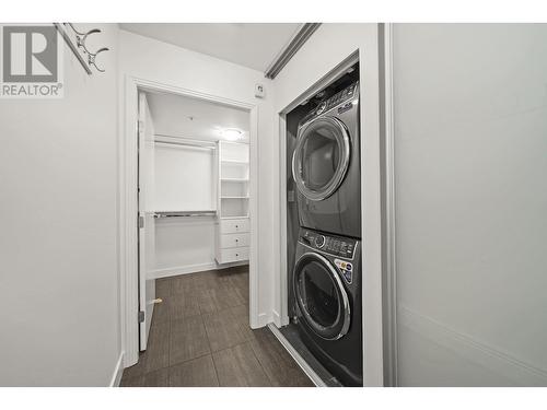 Th K 1111 Marinaside Crescent, Vancouver, BC - Indoor Photo Showing Laundry Room