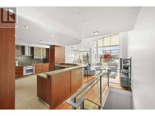 Th K 1111 Marinaside Crescent, Vancouver, BC - Indoor Photo Showing Kitchen