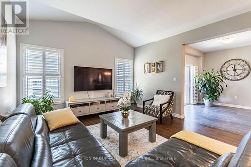 45 Bellagio Avenue, Hamilton, ON - Indoor Photo Showing Living Room