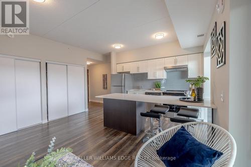 902 - 15 Queent Street S, Hamilton, ON - Indoor Photo Showing Kitchen