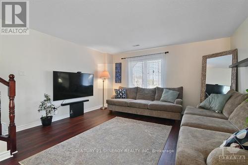 634 Lakeridge Drive, Ottawa, ON - Indoor Photo Showing Living Room