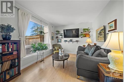 Living room - 98 Chimo Drive, Kanata, ON - Indoor Photo Showing Living Room