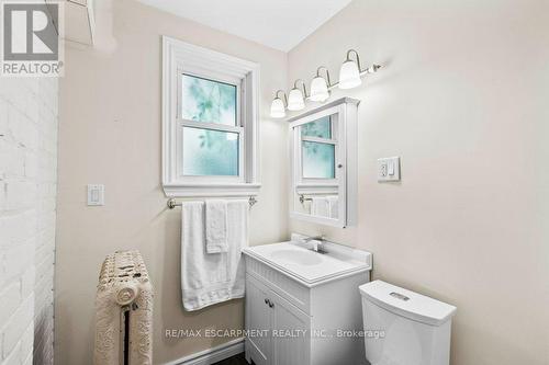 15 Freeman Place, Hamilton, ON - Indoor Photo Showing Bathroom