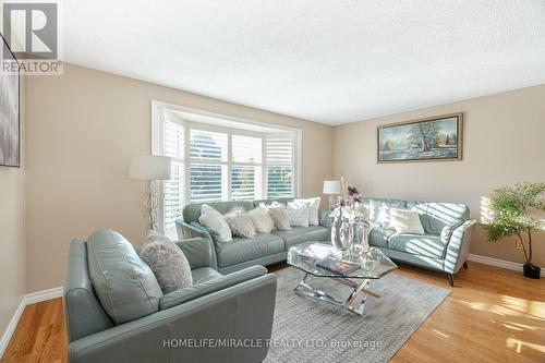 483 Labrador Drive, Oshawa, ON - Indoor Photo Showing Living Room