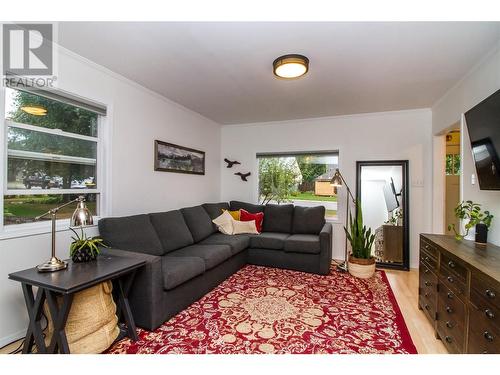 507 Seventh Street E, Revelstoke, BC - Indoor Photo Showing Living Room