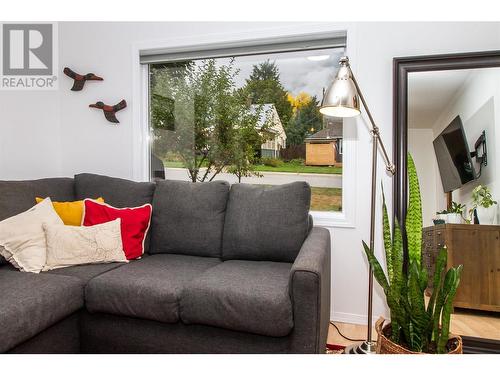 507 Seventh Street E, Revelstoke, BC - Indoor Photo Showing Living Room