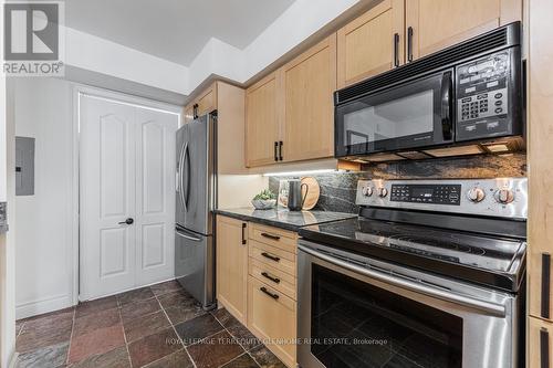 207 - 2 Alexandra Boulevard W, Toronto, ON - Indoor Photo Showing Kitchen