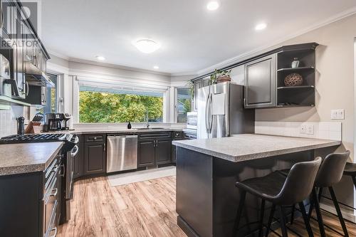 885 Paret Road, Kelowna, BC - Indoor Photo Showing Kitchen