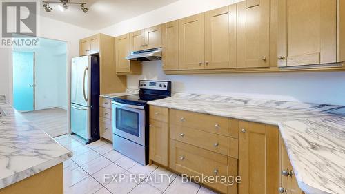 906 - 130 Neptune Drive, Toronto, ON - Indoor Photo Showing Kitchen