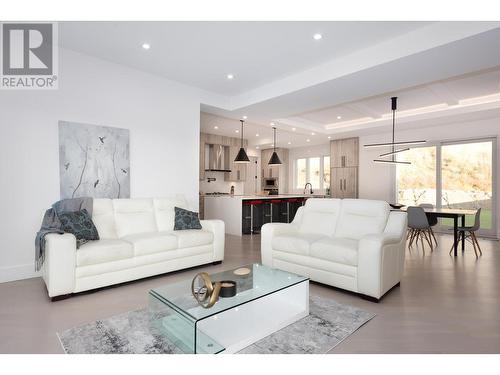 455 Redtail Court, Kelowna, BC - Indoor Photo Showing Living Room