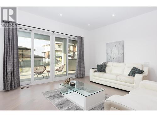 455 Redtail Court, Kelowna, BC - Indoor Photo Showing Living Room