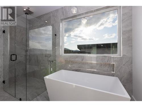 455 Redtail Court, Kelowna, BC - Indoor Photo Showing Bathroom