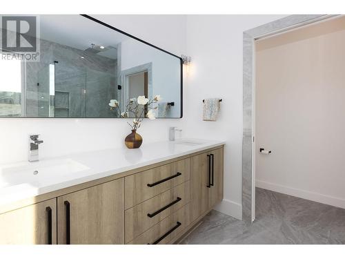 455 Redtail Court, Kelowna, BC - Indoor Photo Showing Bathroom