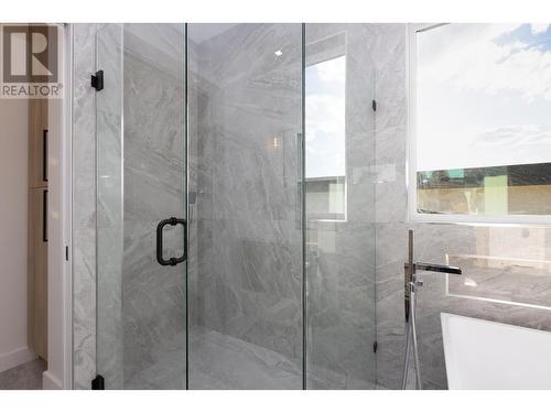 455 Redtail Court, Kelowna, BC - Indoor Photo Showing Bathroom