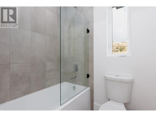 455 Redtail Court, Kelowna, BC - Indoor Photo Showing Bathroom