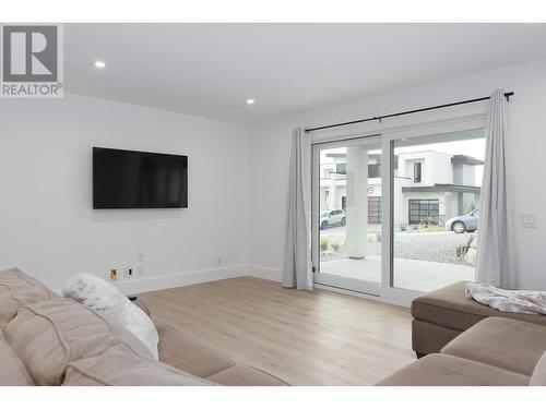 455 Redtail Court, Kelowna, BC - Indoor Photo Showing Living Room