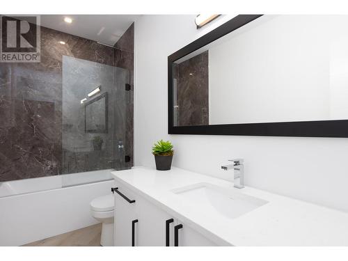 455 Redtail Court, Kelowna, BC - Indoor Photo Showing Bathroom