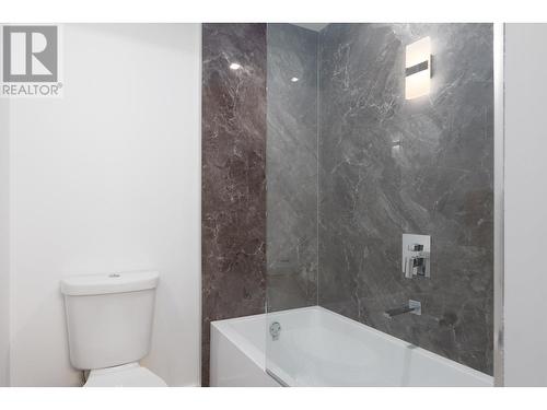 455 Redtail Court, Kelowna, BC - Indoor Photo Showing Bathroom