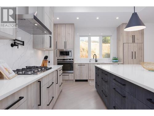 455 Redtail Court, Kelowna, BC - Indoor Photo Showing Kitchen With Upgraded Kitchen