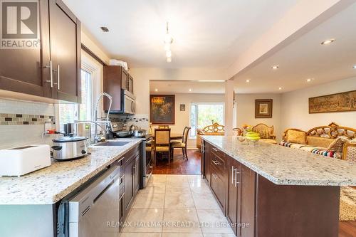 50 Stoddart Drive, Aurora, ON - Indoor Photo Showing Kitchen