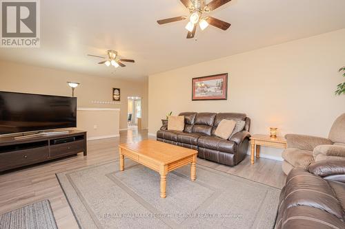 8747 10Th Line, Essa, ON - Indoor Photo Showing Living Room