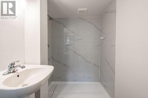 85 Walter Avenue N, Hamilton, ON - Indoor Photo Showing Bathroom