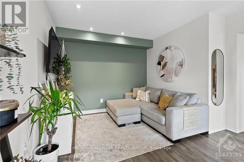 1554 Haydon Circle, Ottawa, ON - Indoor Photo Showing Living Room