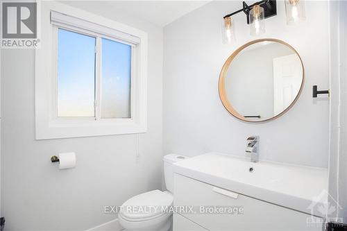 375 Hatfield Crescent, Ottawa, ON - Indoor Photo Showing Bathroom