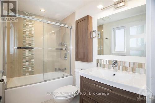 375 Hatfield Crescent, Ottawa, ON - Indoor Photo Showing Bathroom