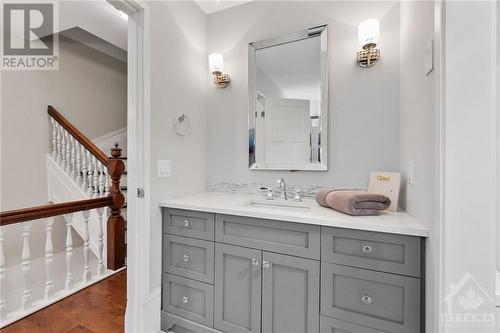 89 Fourth Avenue, Ottawa, ON - Indoor Photo Showing Bathroom