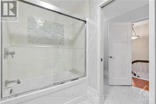 89 Fourth Avenue, Ottawa, ON - Indoor Photo Showing Bathroom