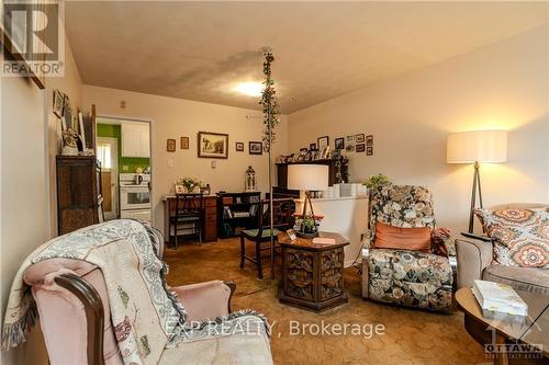 1313 Coldrey Avenue, Ottawa, ON - Indoor Photo Showing Living Room