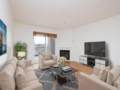 Salon - 214-325 Rue Éricka, Laval (Fabreville), QC - Indoor Photo Showing Living Room With Fireplace