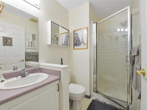 209-290 Island Hwy, View Royal, BC - Indoor Photo Showing Bathroom