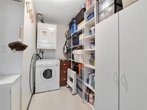 209-290 Island Hwy, View Royal, BC - Indoor Photo Showing Laundry Room