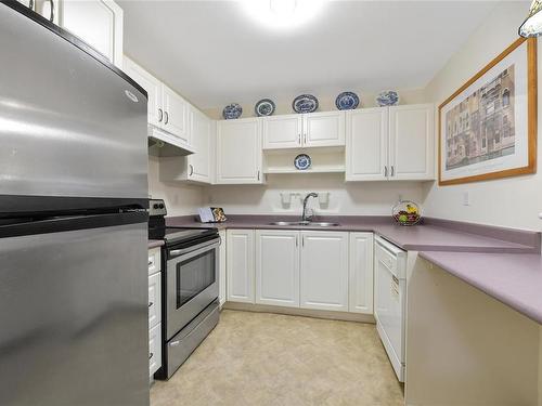 209-290 Island Hwy, View Royal, BC - Indoor Photo Showing Kitchen