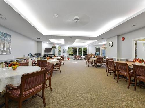 209-290 Island Hwy, View Royal, BC - Indoor Photo Showing Dining Room