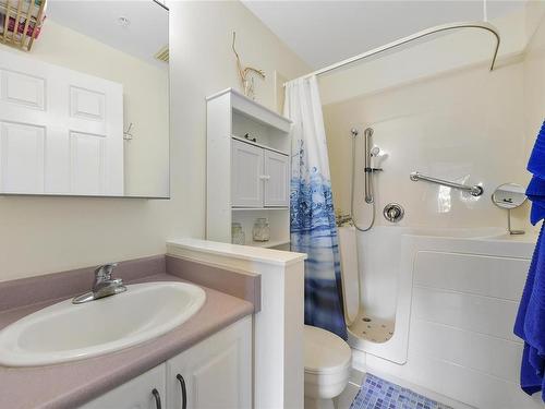 209-290 Island Hwy, View Royal, BC - Indoor Photo Showing Bathroom