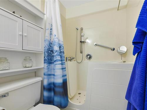 209-290 Island Hwy, View Royal, BC - Indoor Photo Showing Bathroom