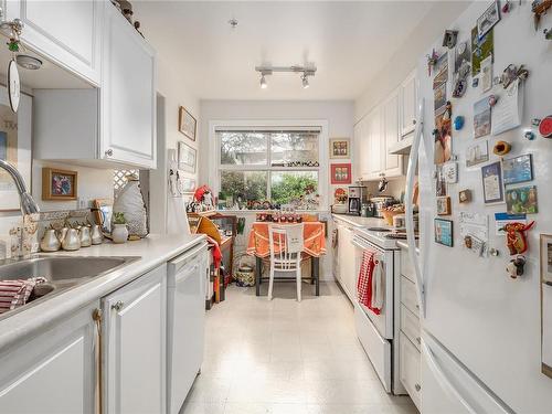 101-1580 Christmas Ave, Saanich, BC - Indoor Photo Showing Kitchen With Double Sink