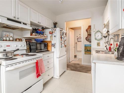 101-1580 Christmas Ave, Saanich, BC - Indoor Photo Showing Kitchen