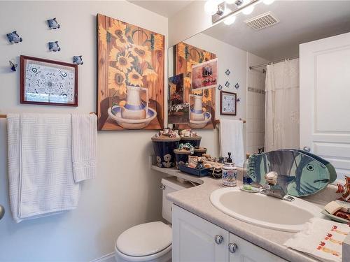 101-1580 Christmas Ave, Saanich, BC - Indoor Photo Showing Bathroom