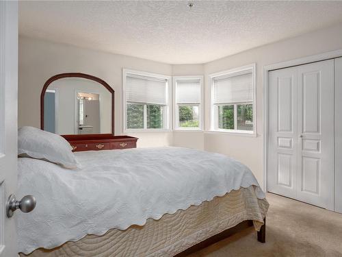 101-1580 Christmas Ave, Saanich, BC - Indoor Photo Showing Bedroom