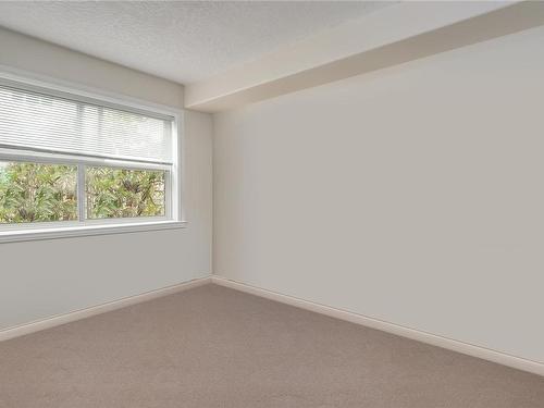 101-1580 Christmas Ave, Saanich, BC - Indoor Photo Showing Other Room