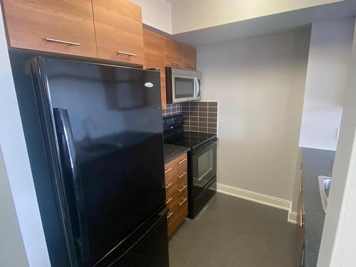 2506-125 Village Green Sq, Toronto, ON - Indoor Photo Showing Kitchen