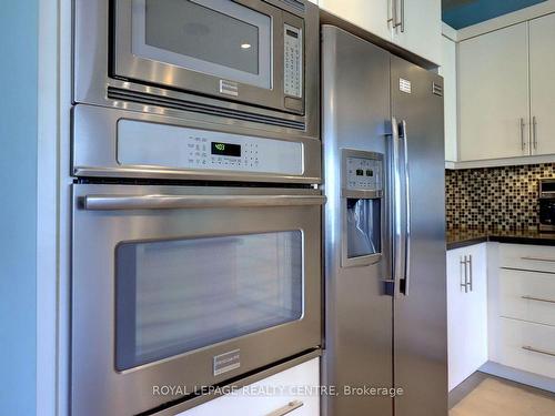 185 Cherry Post Dr, Mississauga, ON - Indoor Photo Showing Kitchen